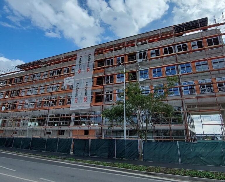 Montáž a demontáž lešenia pre kancelársku budovu v Trnave