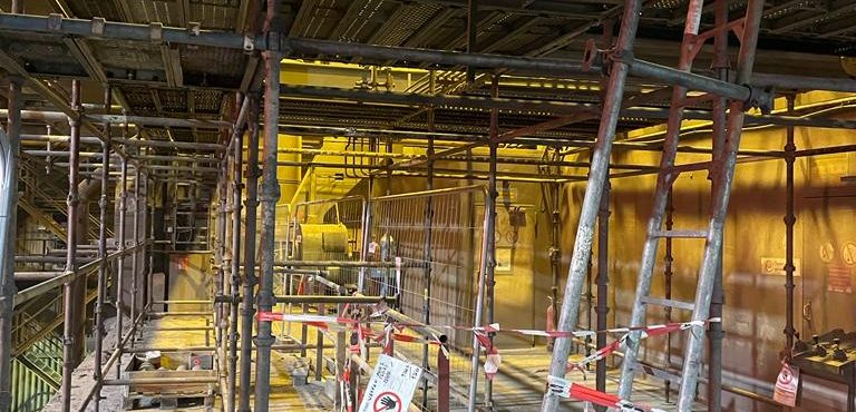 Montáž a demontáž lešenia vo fabrike v Belgicku