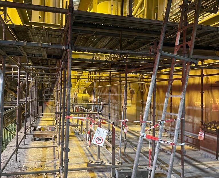 Montáž a demontáž lešenia vo fabrike v Belgicku